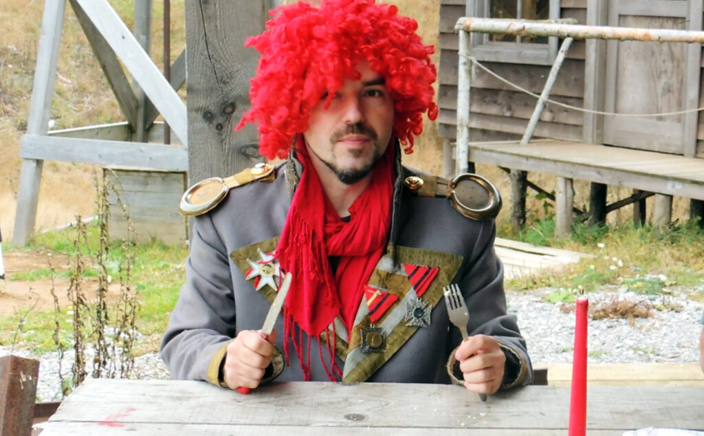 general horse sjedi za stolom i čeka pojest nešto